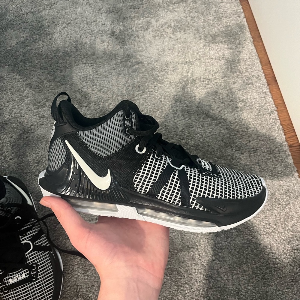 Nike Men’s Black and White Sneakers